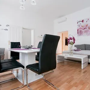  Apartament Center